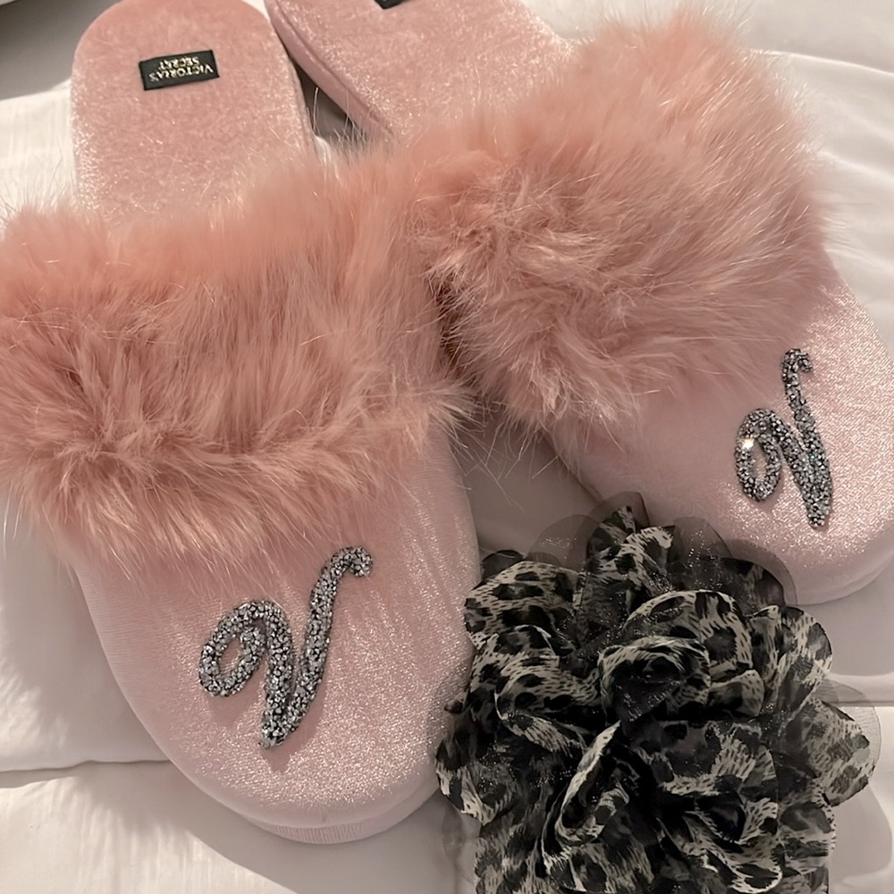 NWT ❤️❤️Victoria Secret Pink Slippers with Faux Fur and Bling - Picture 2 of 4